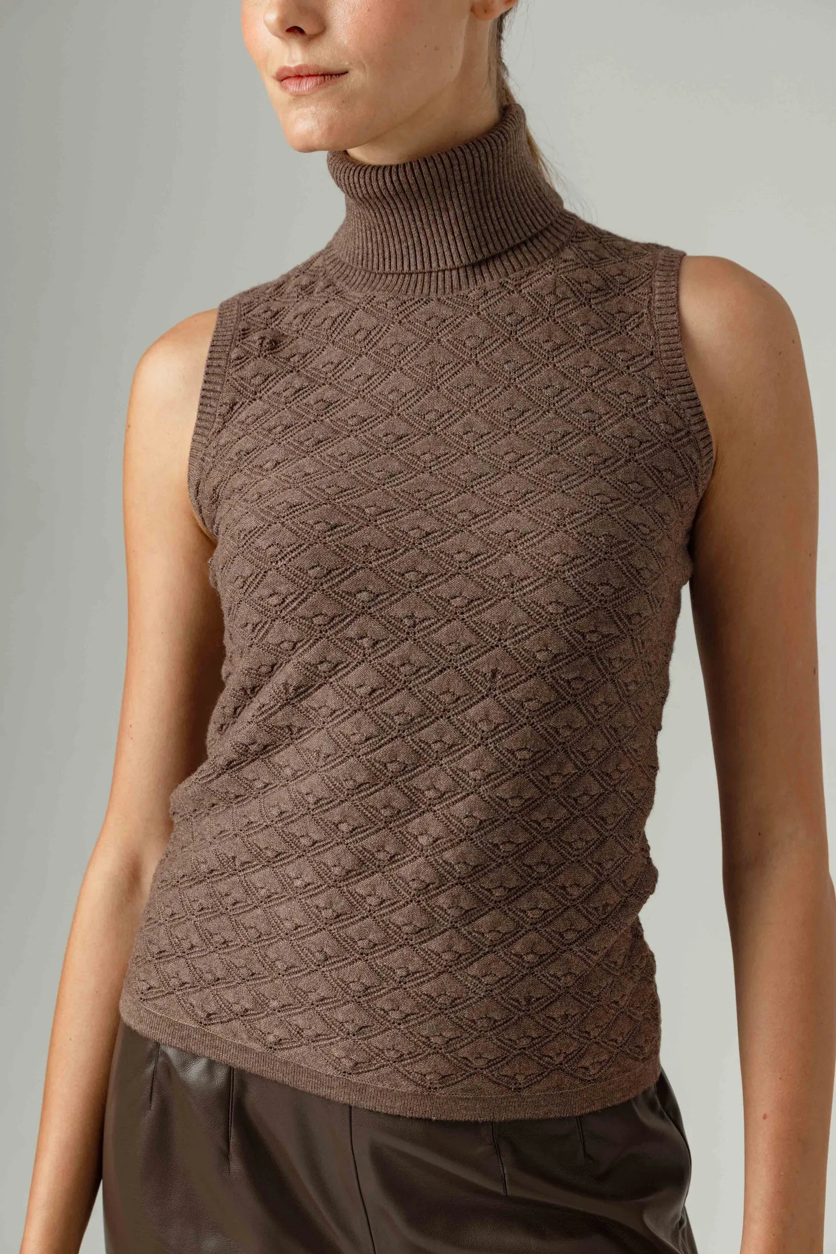 Su174 Textured Turtleneck Top